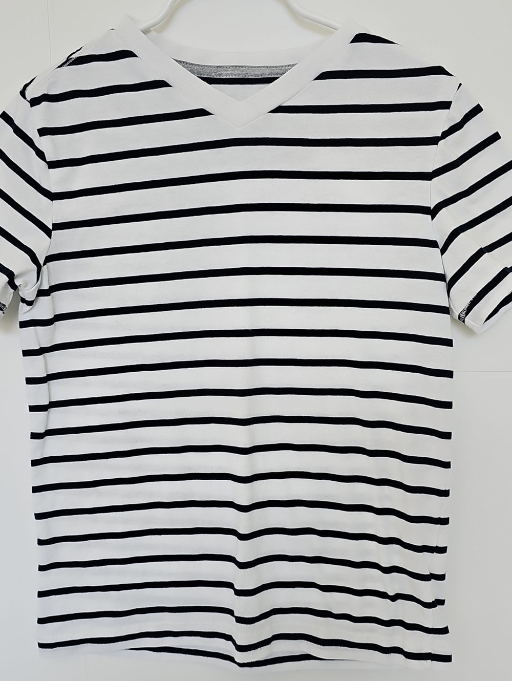 Old Navy White & Navy Blue Striped V‑Neck Tee Boys Sz Small 6-7